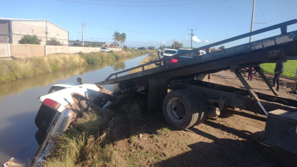 Muere adulto mayor tras caer con su camioneta a un canal en Ruiz Cortines, Guasave