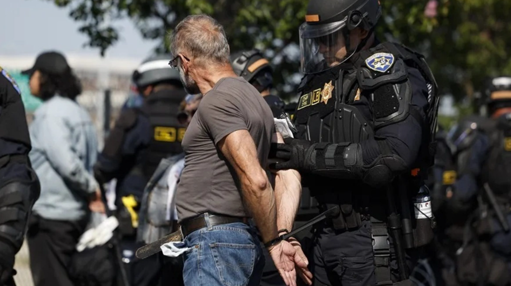 De los 10 mil migrantes detenidos en Florida, el 63 % tenía antecedentes penales