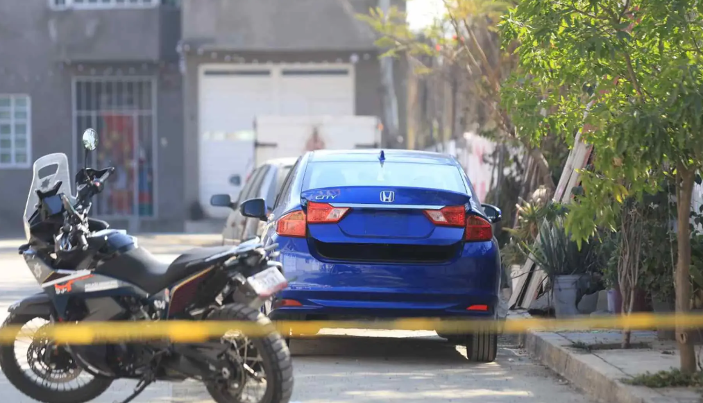 Auto que arrastró a motociclista por casi 2 kilómetros