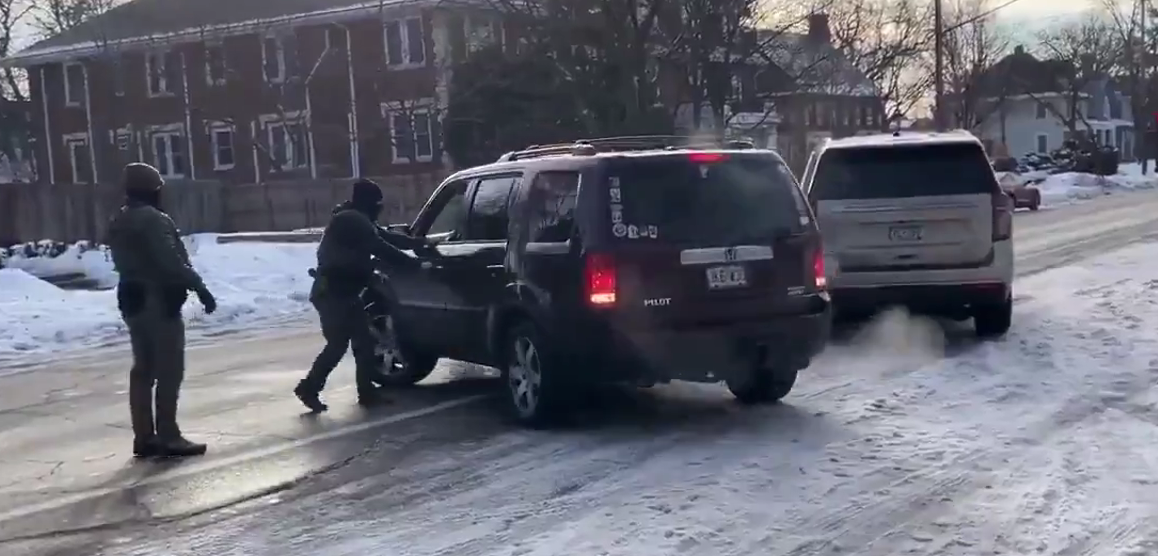 Mujer muere en Minnesota tras enfrentamiento con agentes de ICE durante operativo migratorio