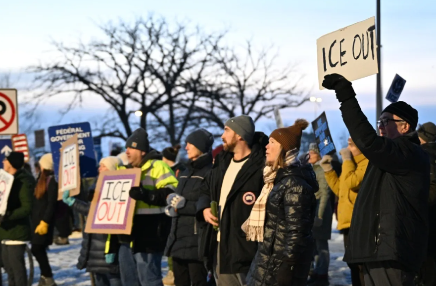 En medio de protestas por un asesinato en Minnesota, agentes del ICE hieren a dos en Oregón