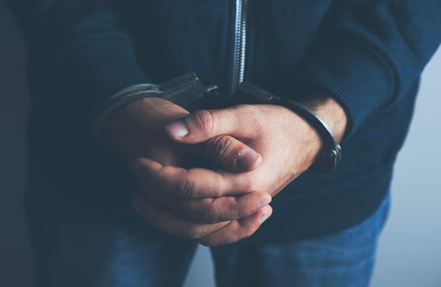 Hombre enfrenta cientos de cargos por presunto robo de restos humanos