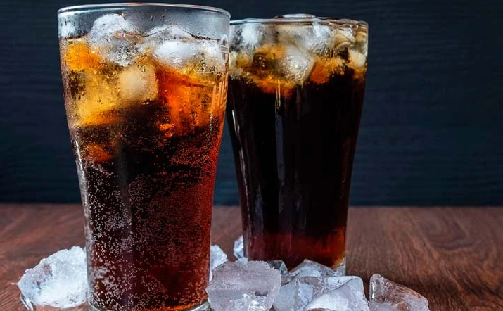 Refrescos y alcohol siguen siendo baratos por fallas fiscales, según la OMS