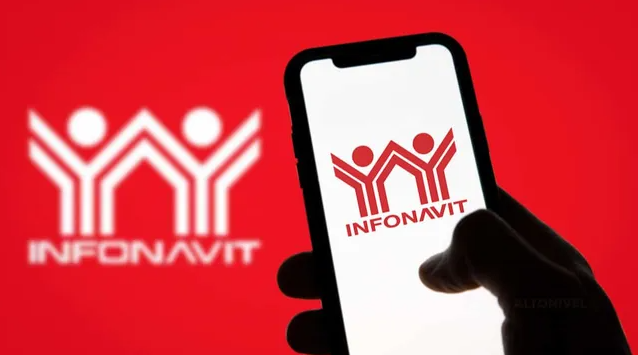 Persona con celular en la mano con la app de Infonavit