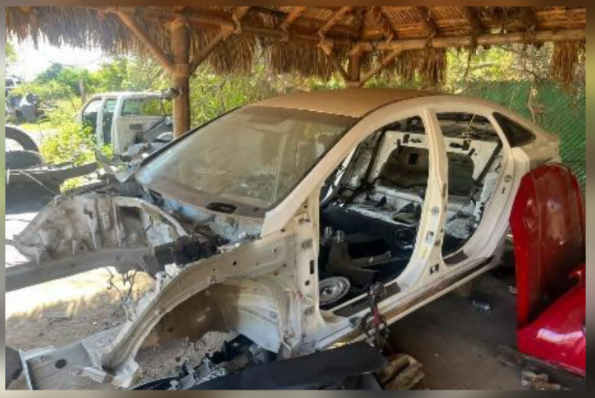 Desmantelan área con vehículos y partes robadas en poblado Navolatillo, municipio de Eldorado