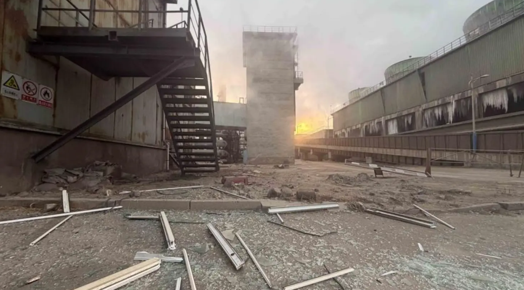Explosión en fábrica de acero en China deja decenas de heridos y mantiene búsqueda de desaparecidos