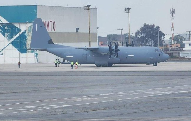 Captan avión militar de EU aterrizando en Toluca; Gabinete de Seguridad explica motivos de este vuelo