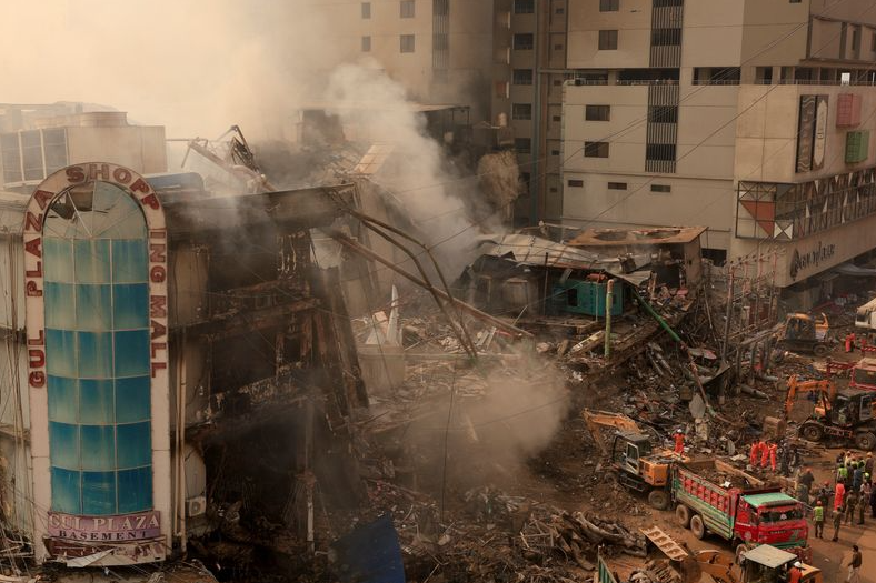 Tragedia en Karachi: incendio prolongado provoca el colapso de un centro comercial