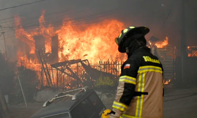 Incendios en el sur de Chile dejan 20 víctimas y arrasan comunidades