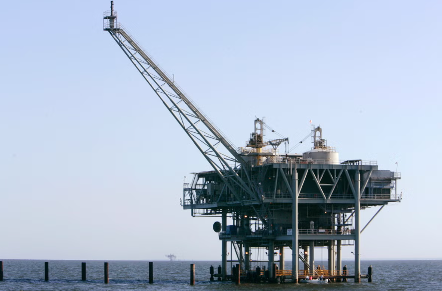 California presenta demanda contra la administración Trump por proyectos petroleros costeros