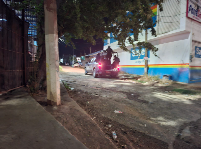 Persiguen a presuntos asesinos de policía por tres colonias de Mazatlán; abandonan vehículo y moto