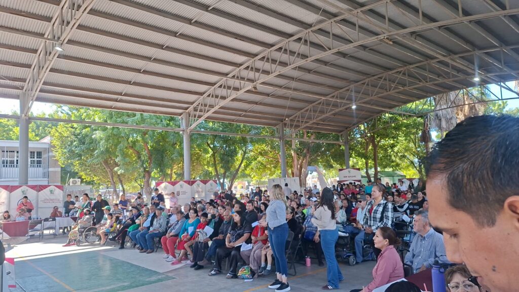Vecinos de Canteras acudiendo a la Caravana del Bienestar.