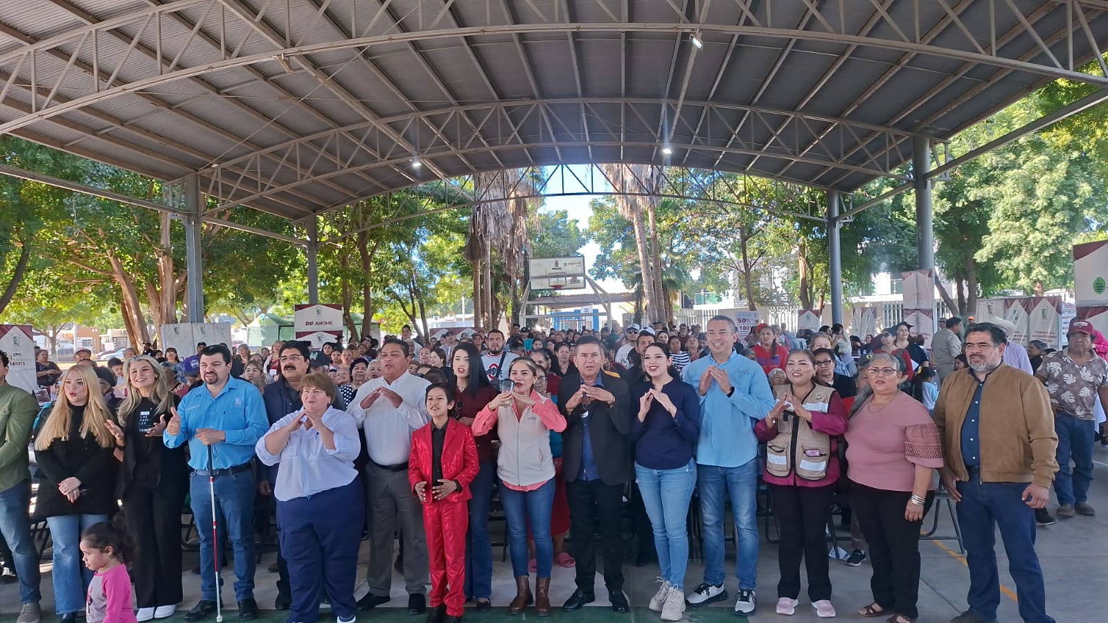 Vecinos de Canteras acudiendo a la Caravana del Bienestar.