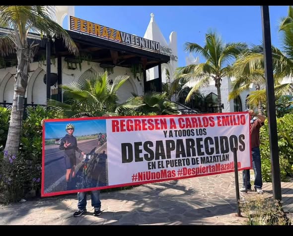 Banner en el que se anuncia la desaparición de Carlos Emilio