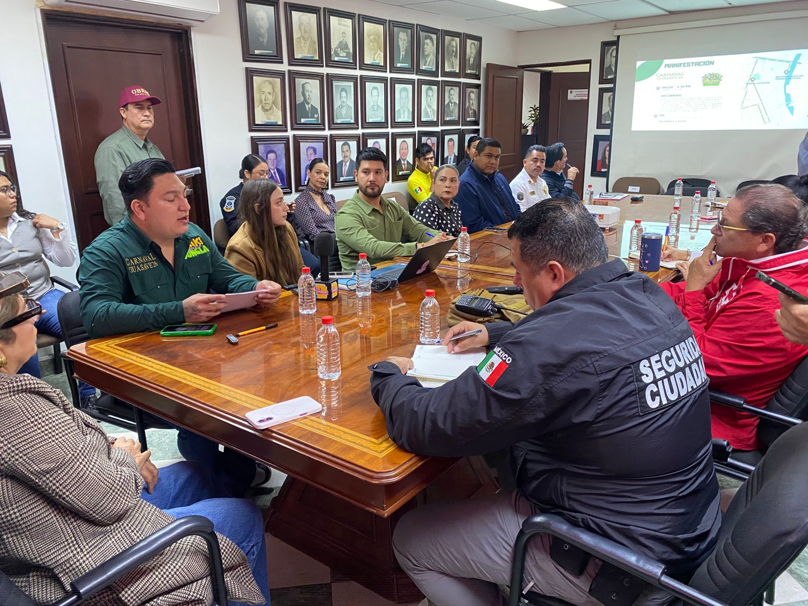Autoridades de Guasave sentados en una mesa durante reunión