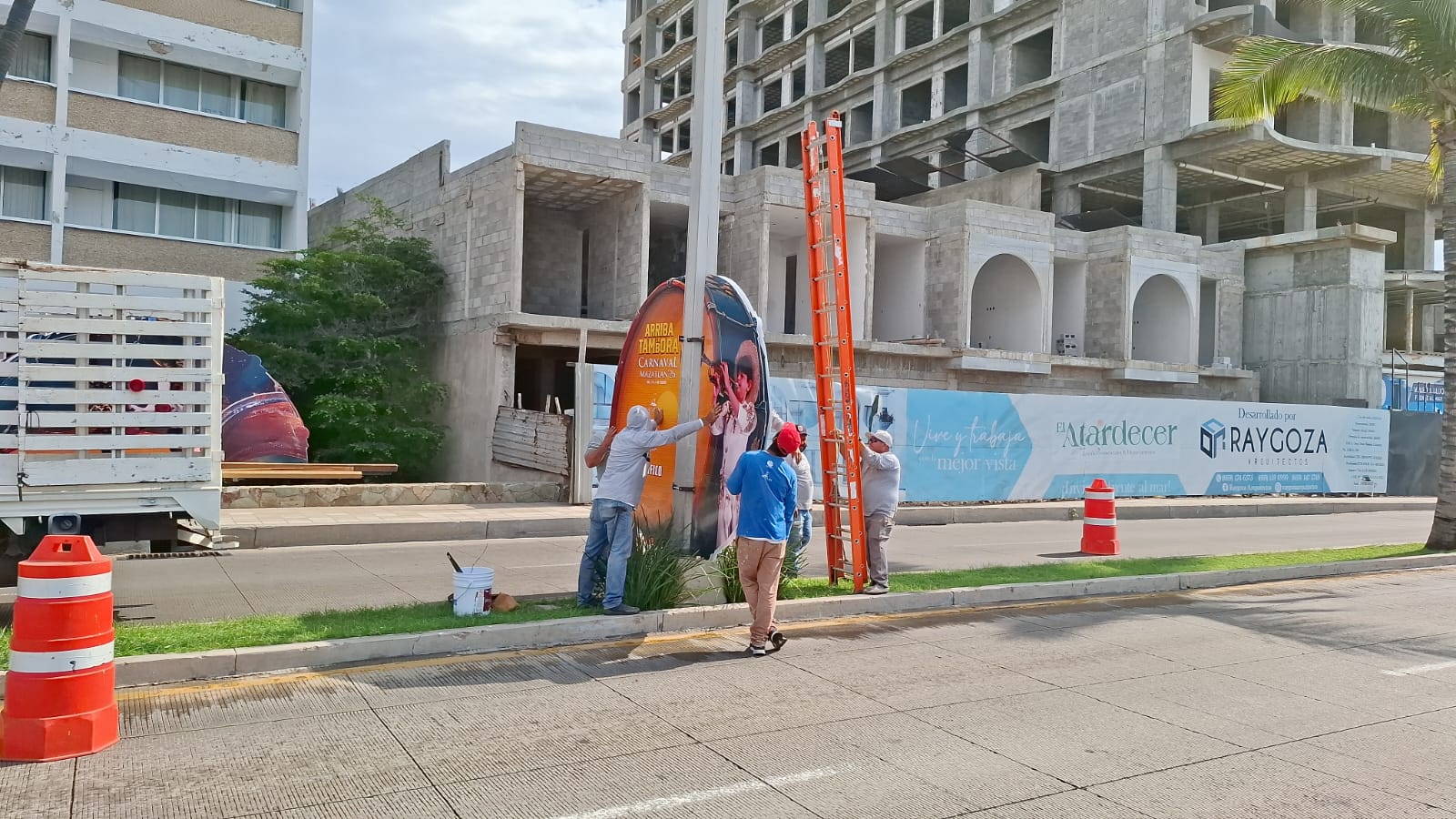 Colocan pendones alusivos al Carnaval de Mazatlán 2026 “Arriba la Tambora”