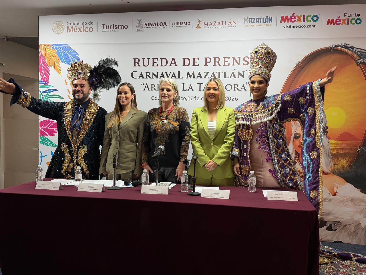 Autoridades y representantes de turismo sinaloa y del Carnaval de Mazatlán posando para la foto