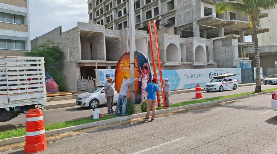 Colocación de adornos para el Carnaval de Mazatlán 2026