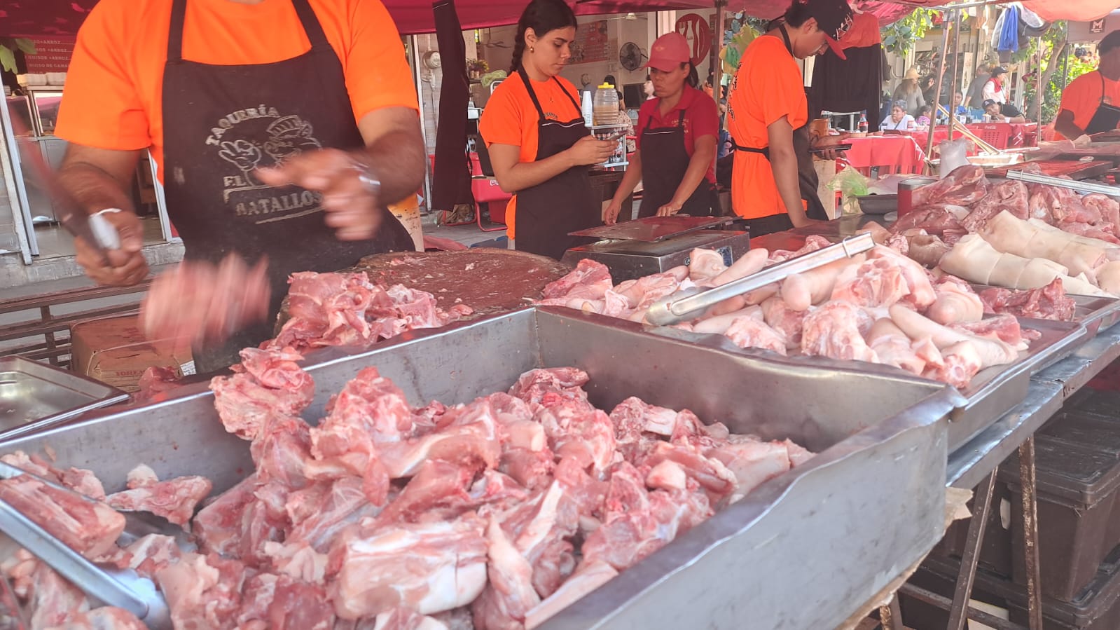 Venta de carne en un mercado de Los Mochis.