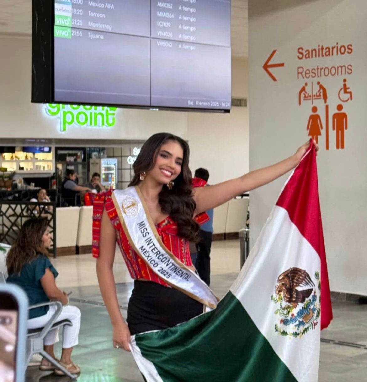 Carolina Ruelas sosteniendo la bandera de México