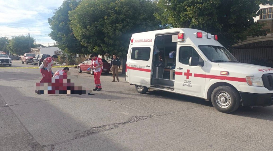 Paramédicos de Cruz Roja brindan primeros auxilios a Claudia