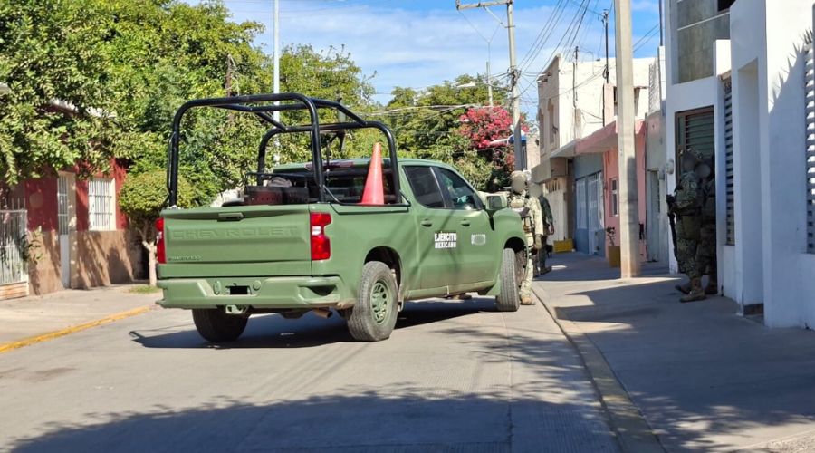 Unidad del Ejército Mexicano en una calle y elementos desplegados