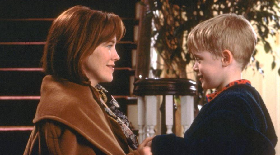 Catherine O'Hara y Macaulay Culkin.