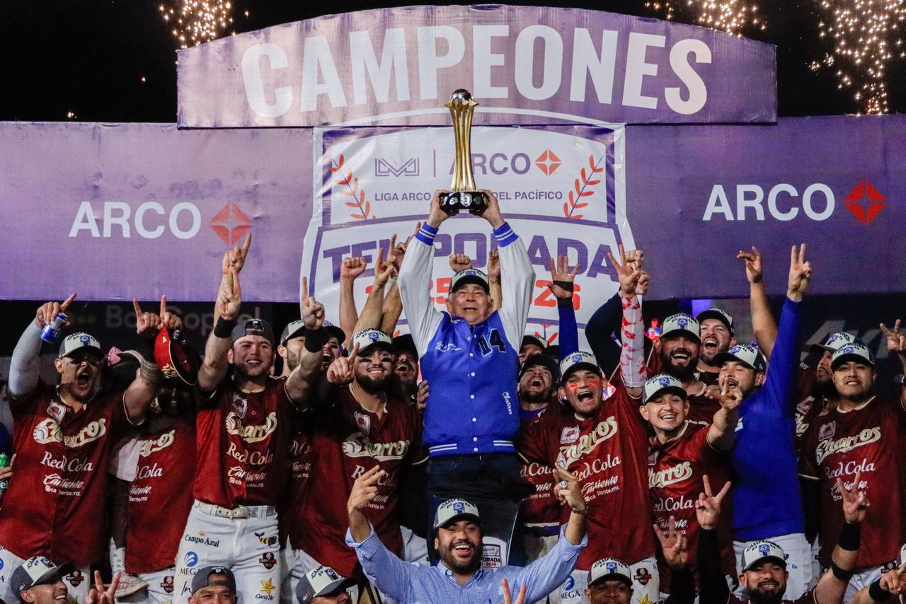 Charros de Jalisco levantando la copa de la LMP