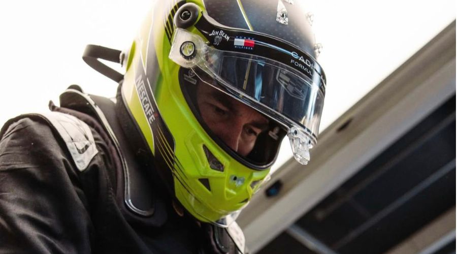 Checo Pérez con casco verde