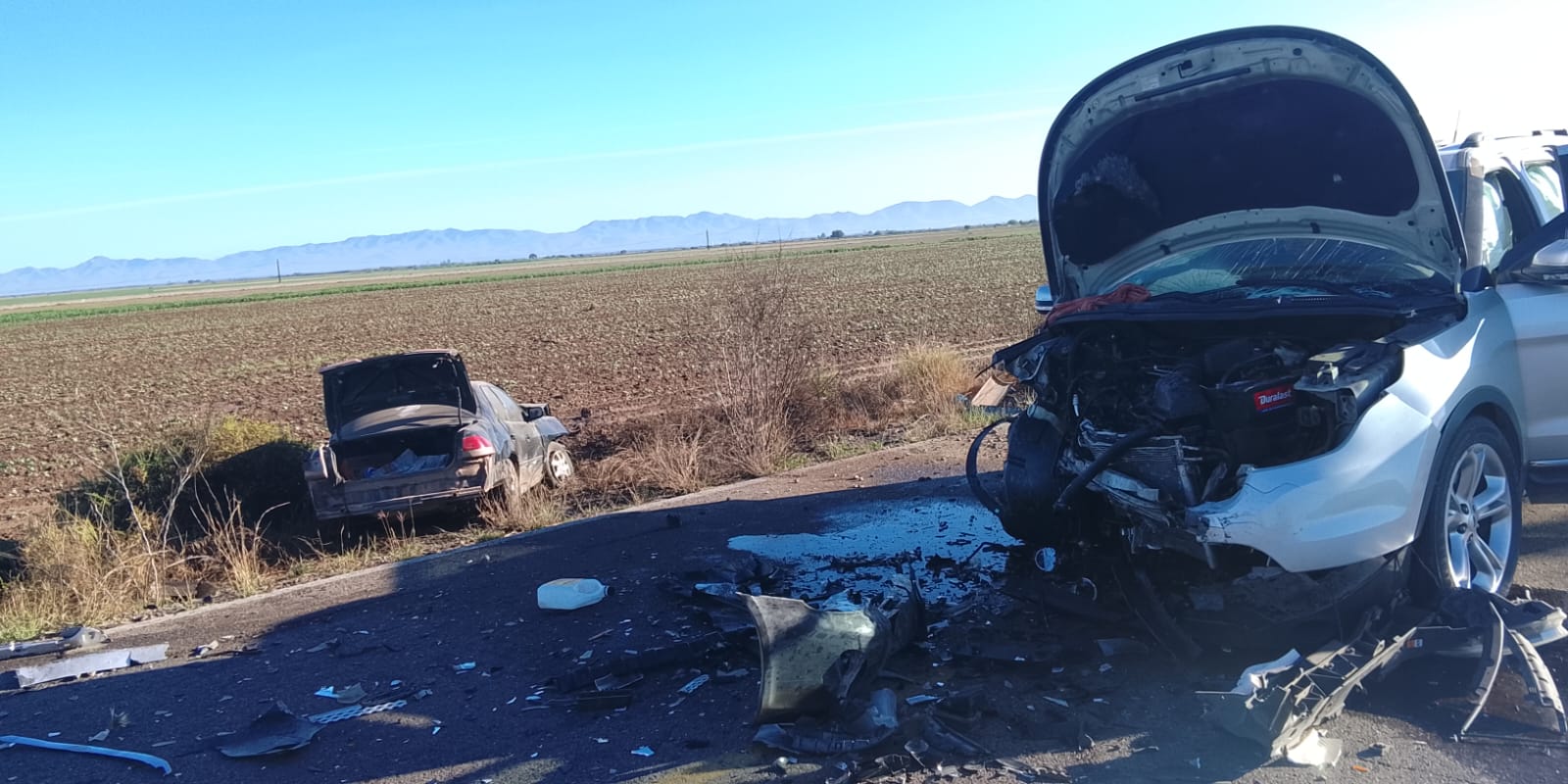 Dos vehículos con destrozos en una carretera