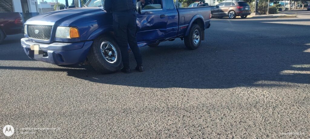 Camioneta azul con abolladura en el costado izquierdo