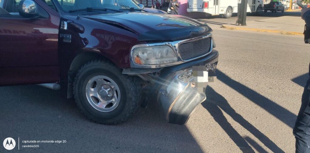 Camioneta tinto con la defensa dañada