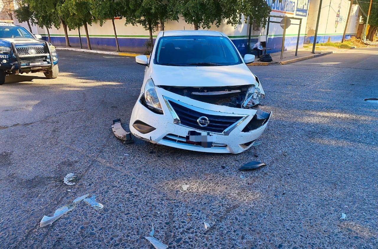 Carro blanco con la defensa caída