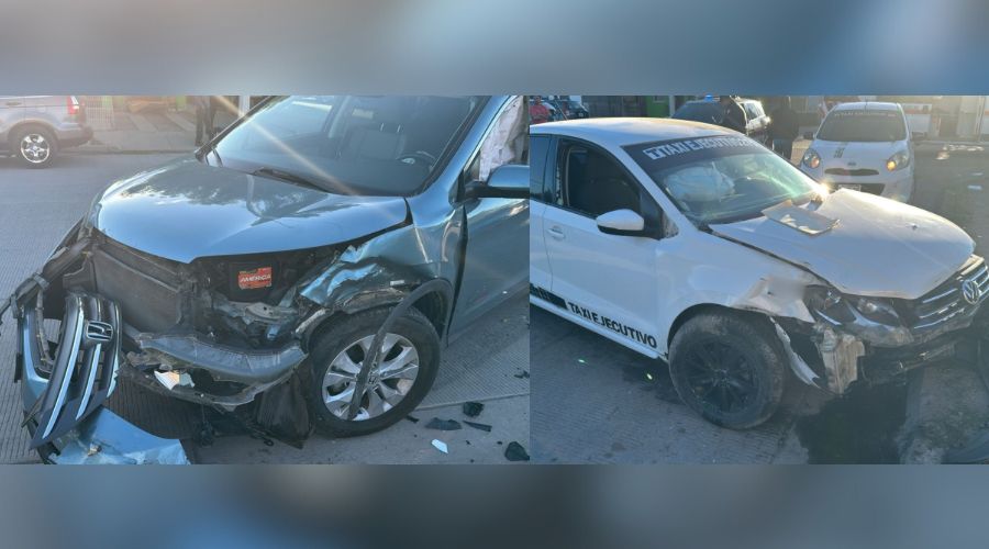 Dos autos con las defensas rotas después de haber colisionado