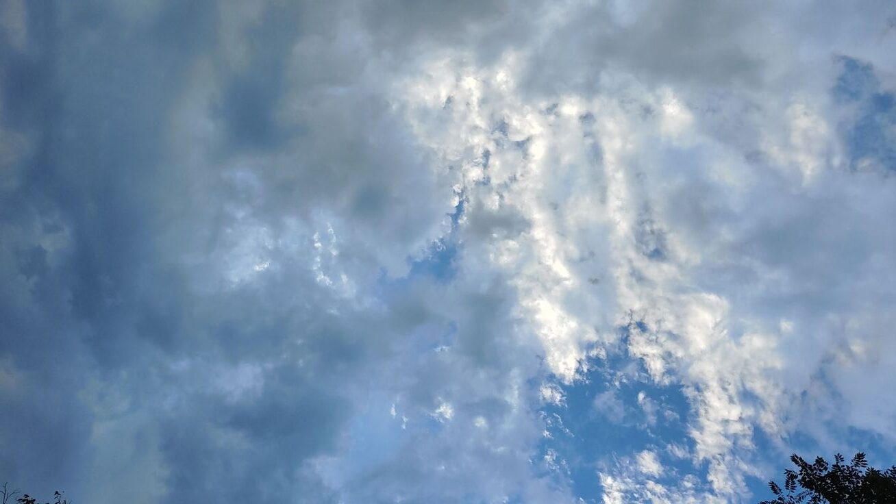 Cielo azul con nubes en tonos blancos y grises