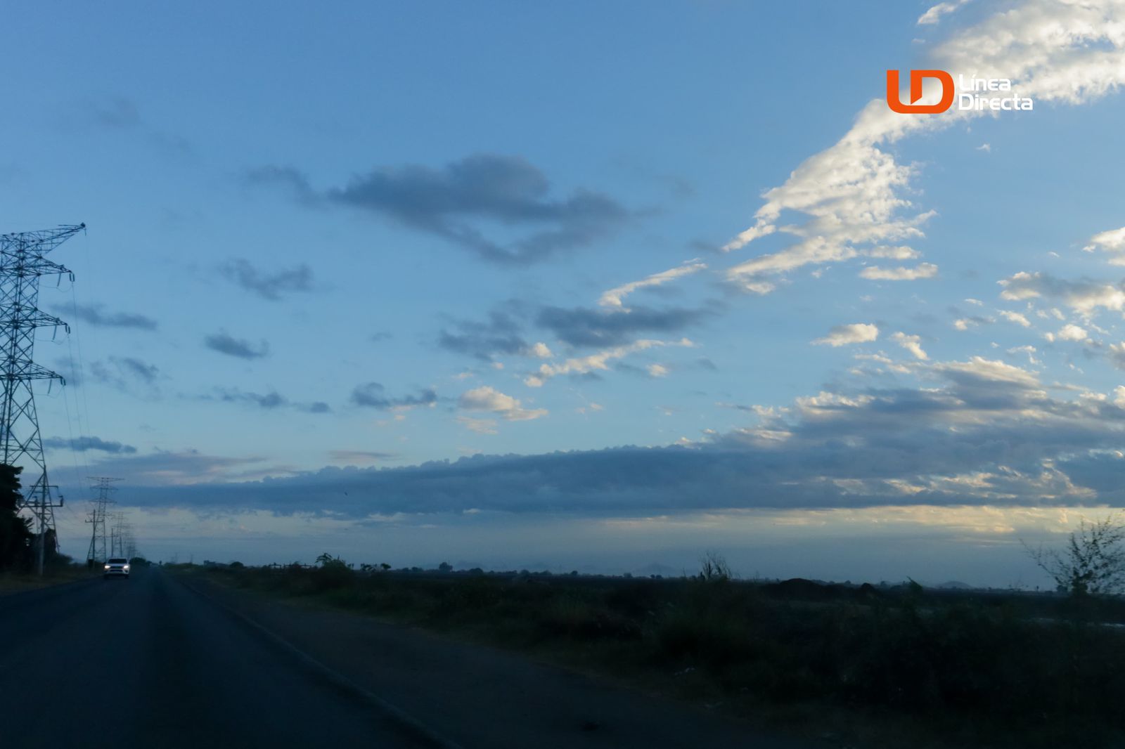 Cielo azul con nubes sobre un paisaje de siembra