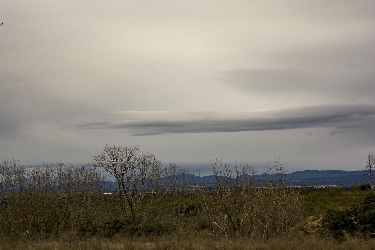 Cielo nublado en un paisaje de sierra