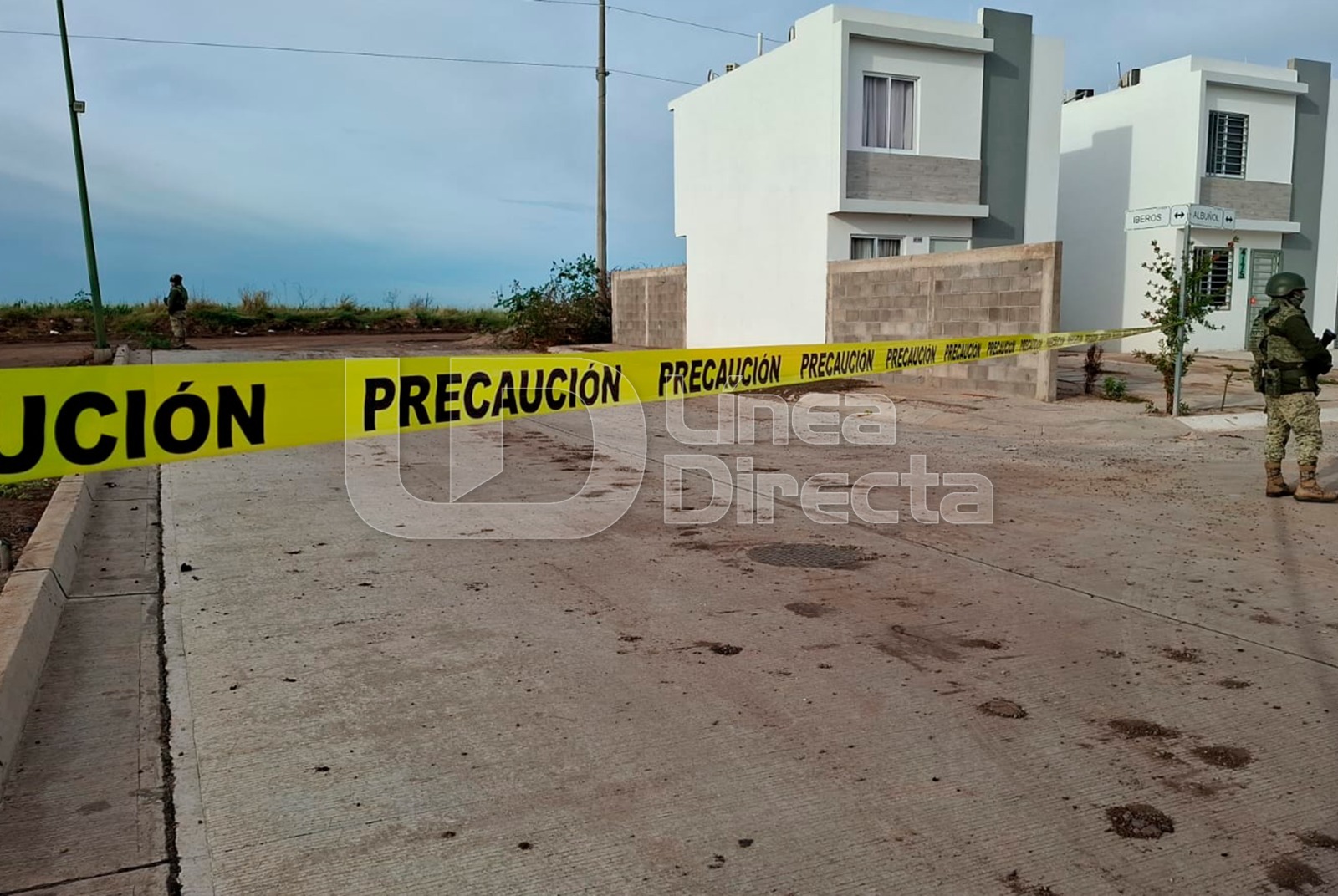 Cinta amarilla de precaución en una calle