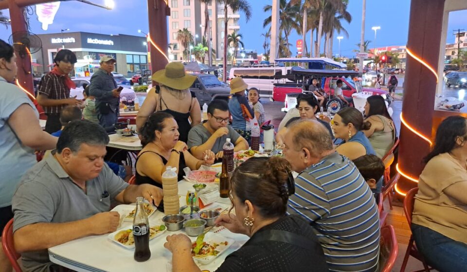 Comensales en restaurante de Sinaloa