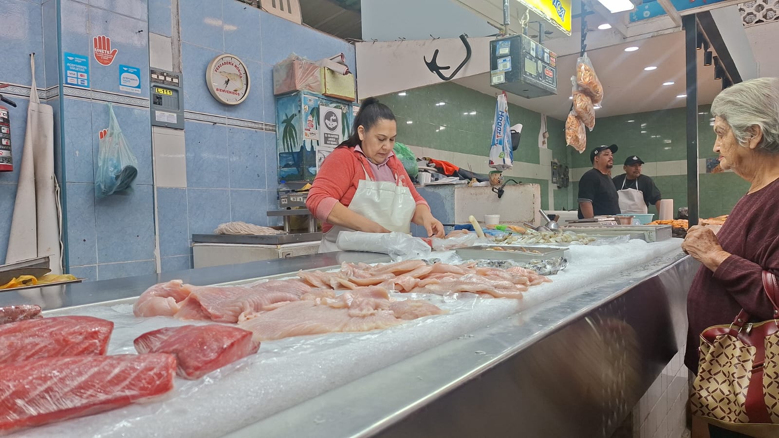 Comerciante de mercado realizando venta