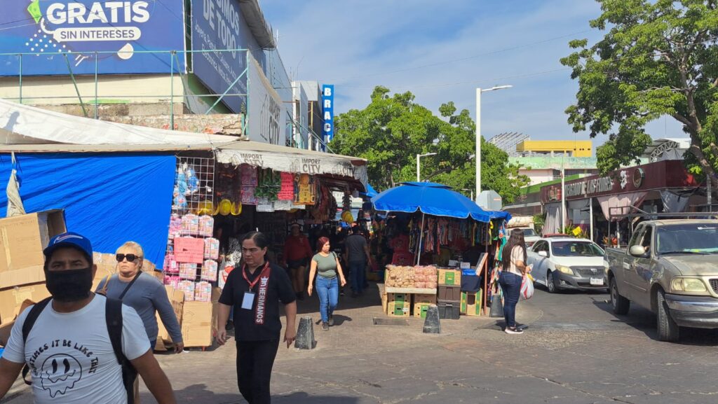 Comercios en Culiacán con personas caminando
