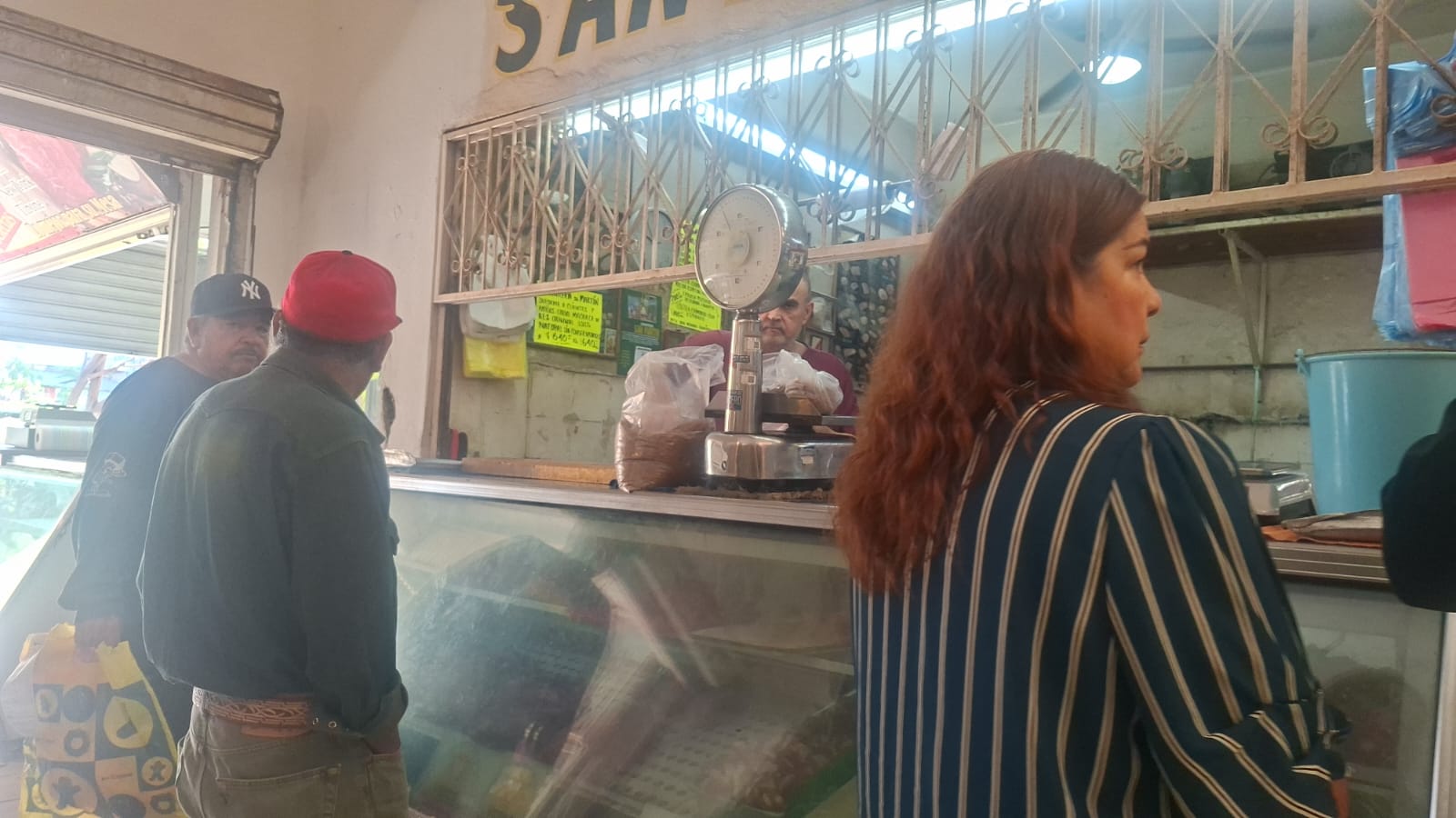 Local de mercado en Los Mochis, personas platicando y ordenando