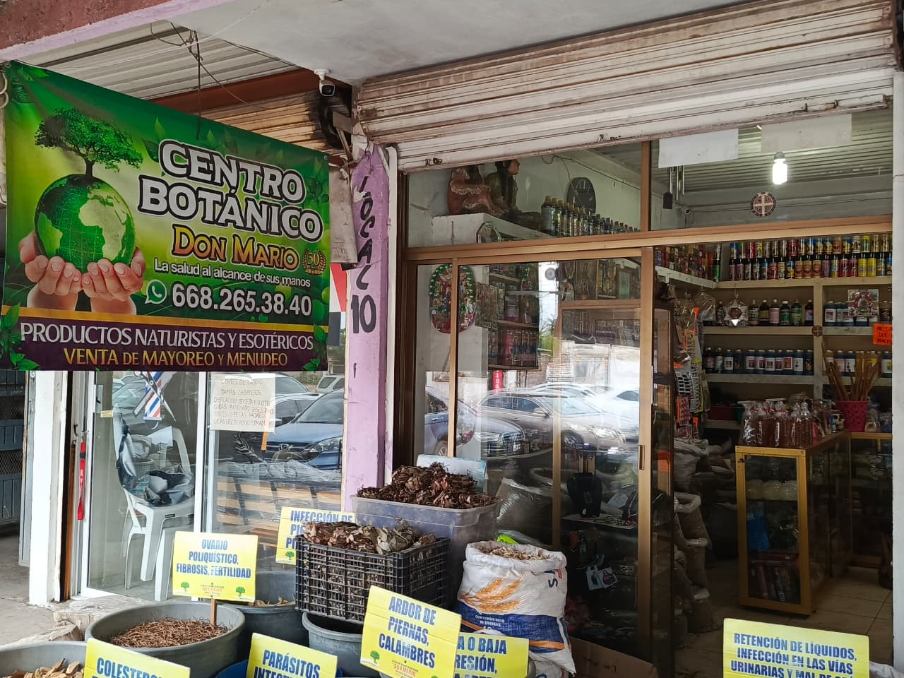 Comercio de remedios caseros donde se ve todos los productos que venden
