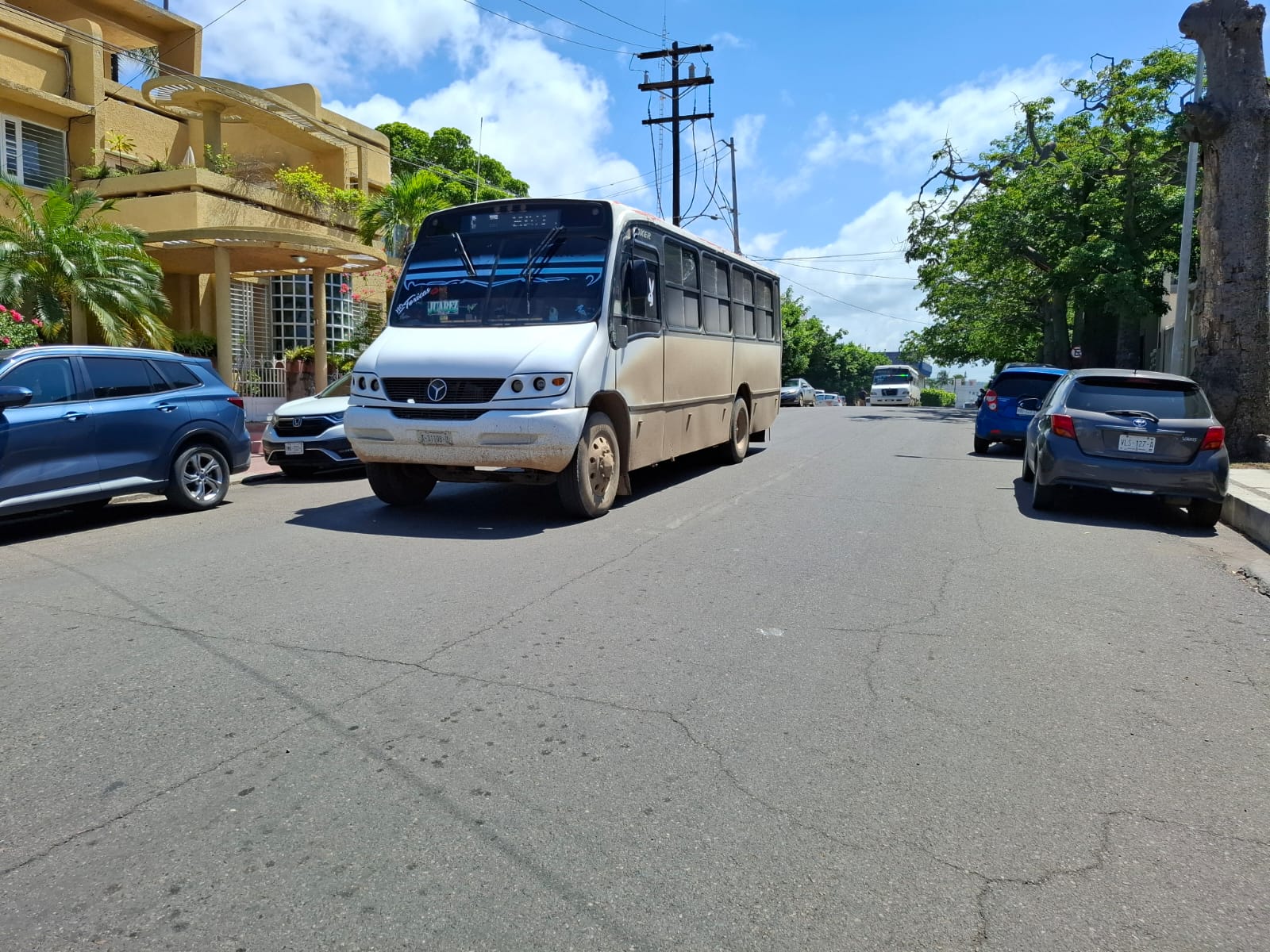 Camión urbano transitando por vialidad