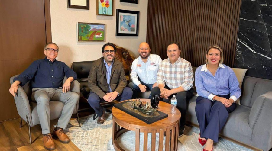 Juan de Dios Gámez Mendívil junto con los integrantes del Colegio de Valuadores de Sinaloa