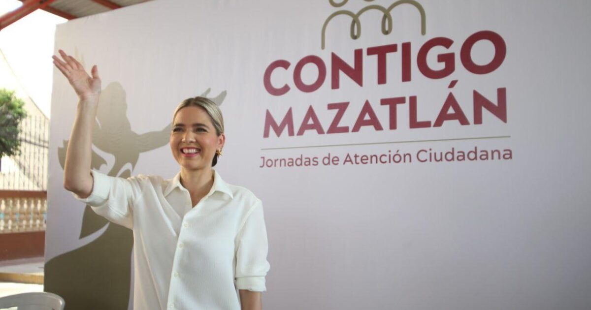 Alcaldesa de Mazatlán saludando