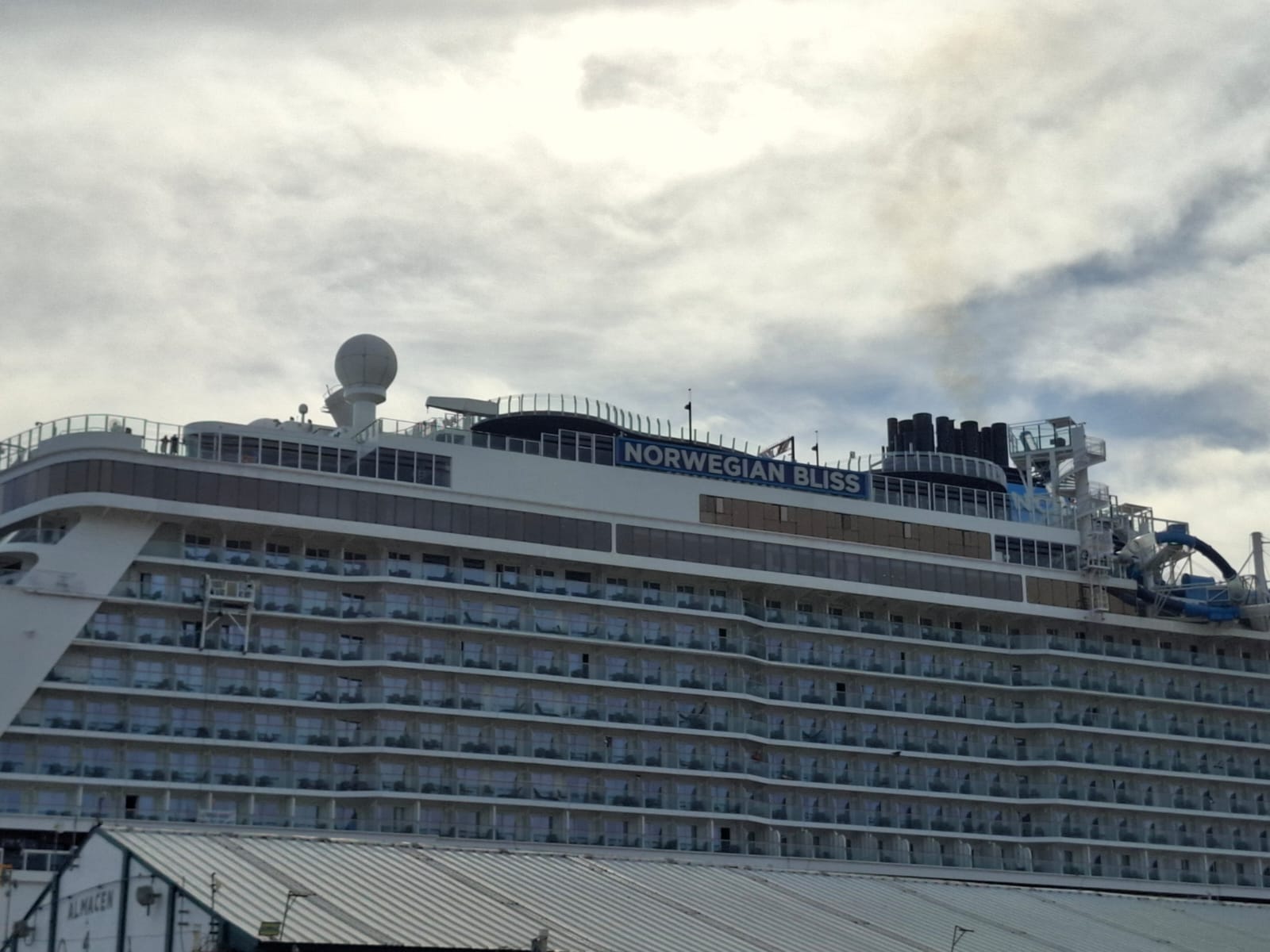 Crucero Norwegian Bliss arriba a Mazatlán con más de 6 mil visitantes y activa tours locales