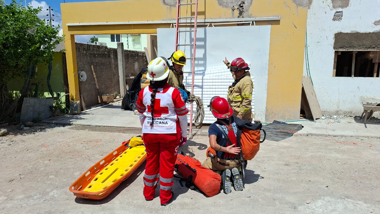 Personal de Cruz Roja atendiendo emergencia