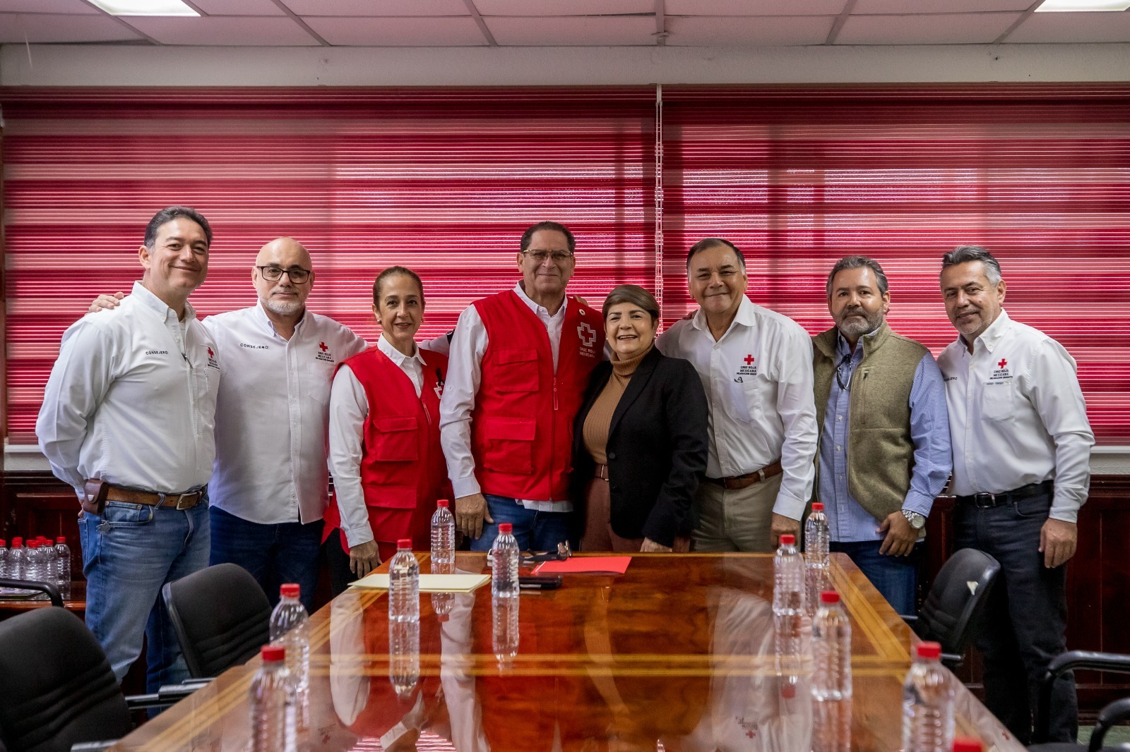 Encargados de Cruz Roja junto alcaldesa de Guasave