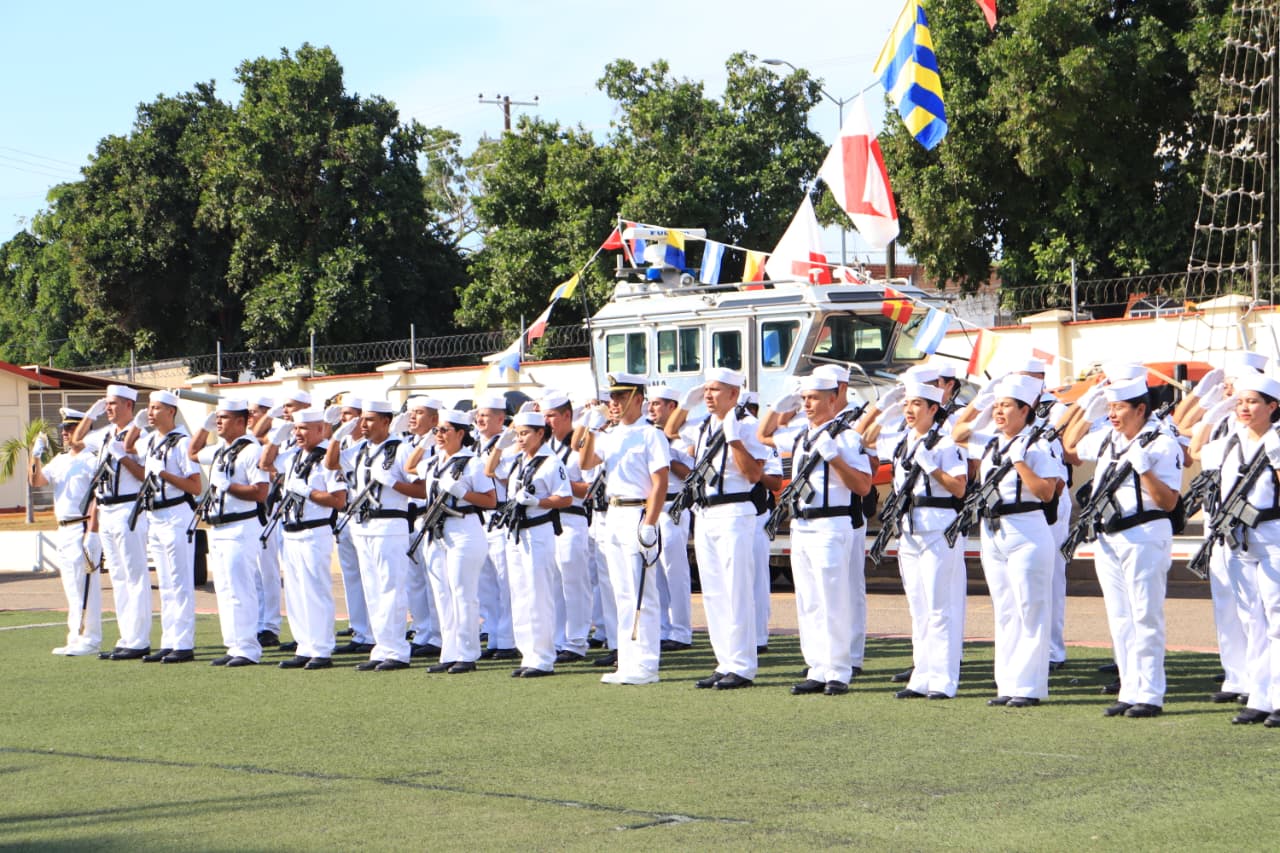 Personal naval durante una ceremonia